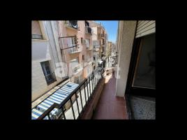 Вертикальные недвижимости, 127.00 m², pядом автобусный и железнодорожный, Calle Andreu Llambric