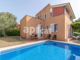 Houses (detached house), 198 m², almost new