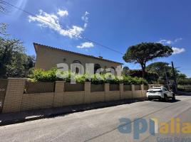 Houses (villa / tower), 649.00 m², almost new, Calle Bosc