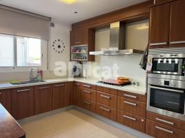 Flat, 118.00 m², near bus and train, almost new