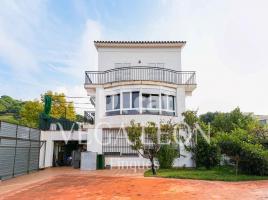 Houses (villa / tower), 371.00 m², near bus and train