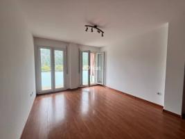 Pis, 63.00 m², fast neu