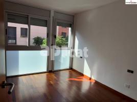 Flat, 112.00 m², near bus and train, almost new