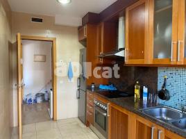 Flat, 91.00 m², near bus and train, almost new