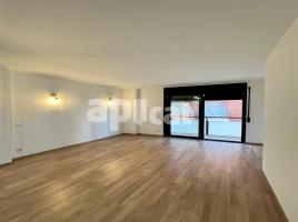 Flat, 60.00 m², close to bus and metro, almost new