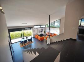 Casa (chalet / torre), 300.00 m², seminuevo