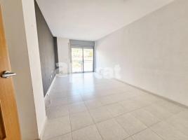 Flat, 82.85 m², near bus and train, almost new