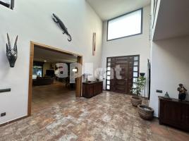 Houses (villa / tower), 450.00 m², almost new, Calle Calle de Sant Fruitós