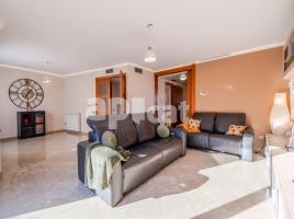 Casa (unifamiliar adosada), 300.00 m², cerca de bus y tren, seminuevo