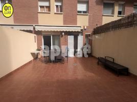 Flat, 87.00 m², close to bus and metro, almost new