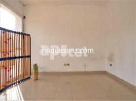 For rent business premises, 34.00 m², Calle Crisantem