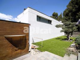  (unifamiliar aïllada), 313.00 m², près de bus et de train, presque neuf