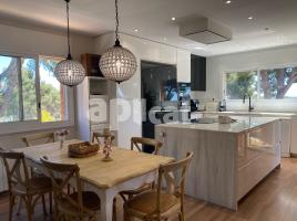 Casa (unifamiliar aislada), 531.00 m², cerca de bus y tren