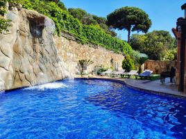  (xalet / torre), 330.00 m², presque neuf