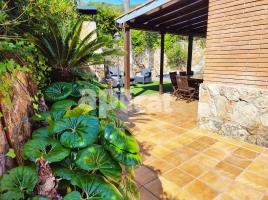  (xalet / torre), 330.00 m², presque neuf