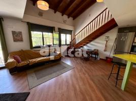 Dúplex, 104.00 m², cerca de bus y tren, seminuevo