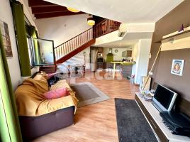 Dúplex, 104.00 m², cerca de bus y tren, seminuevo