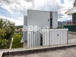  (unifamiliar aïllada), 140.00 m², près de bus et de train, nouveau