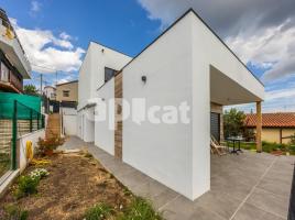  (unifamiliar aïllada), 140.00 m², près de bus et de train, nouveau