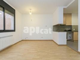 Flat, 79.00 m², near bus and train, almost new, Centre