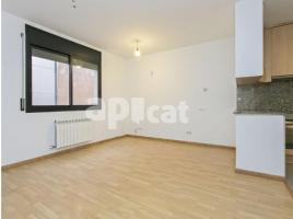 Flat, 79.00 m², near bus and train, almost new, Centre
