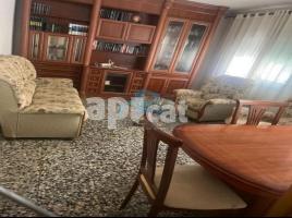 Pis, 95.00 m², près de bus et de train, Calle Mossèn Enric Gispert