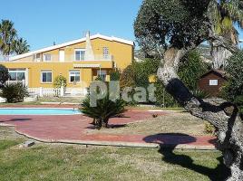 Houses (villa / tower), 600.00 m², near bus and train, almost new, Carretera Godall